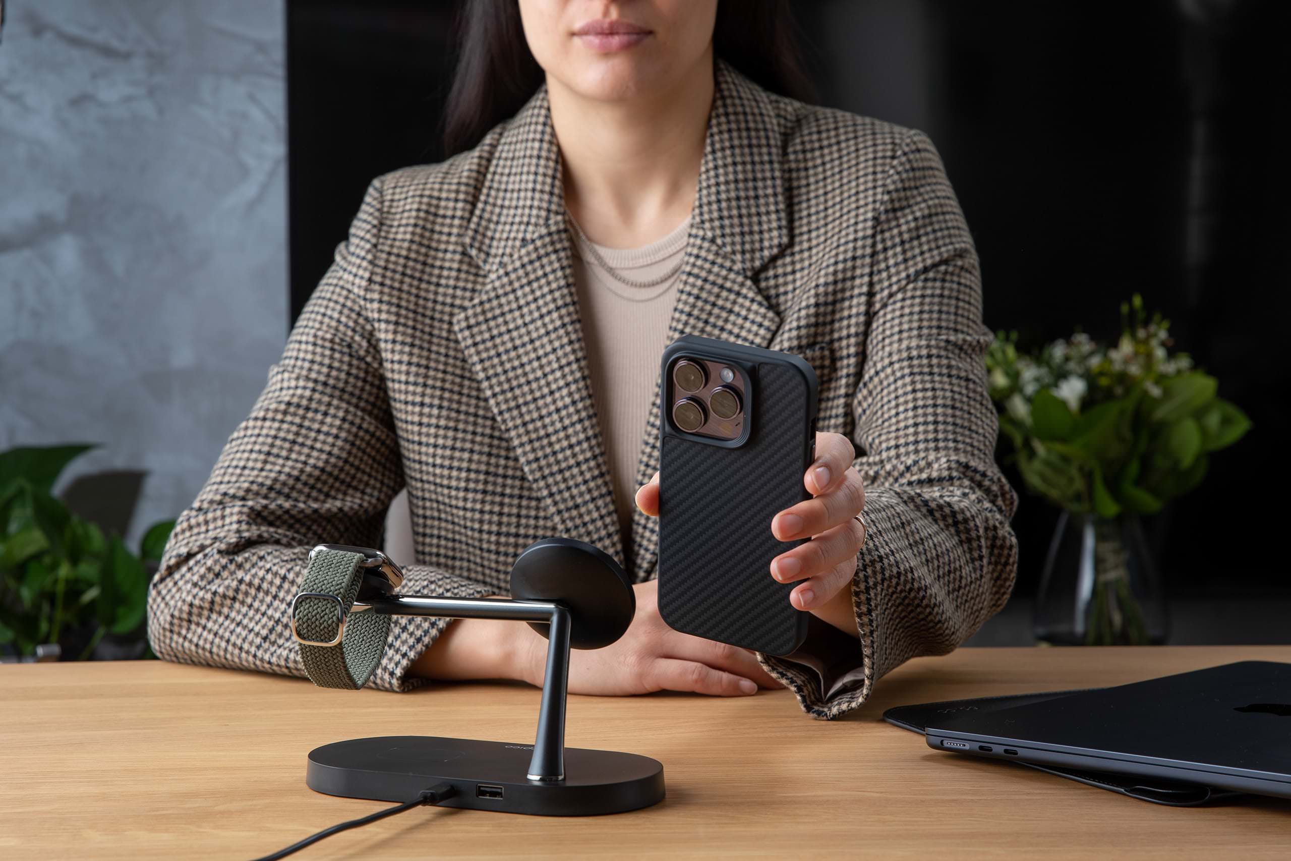 KIWIZ Carbon Case für Apple iPhone und Magnetic Charging Stand