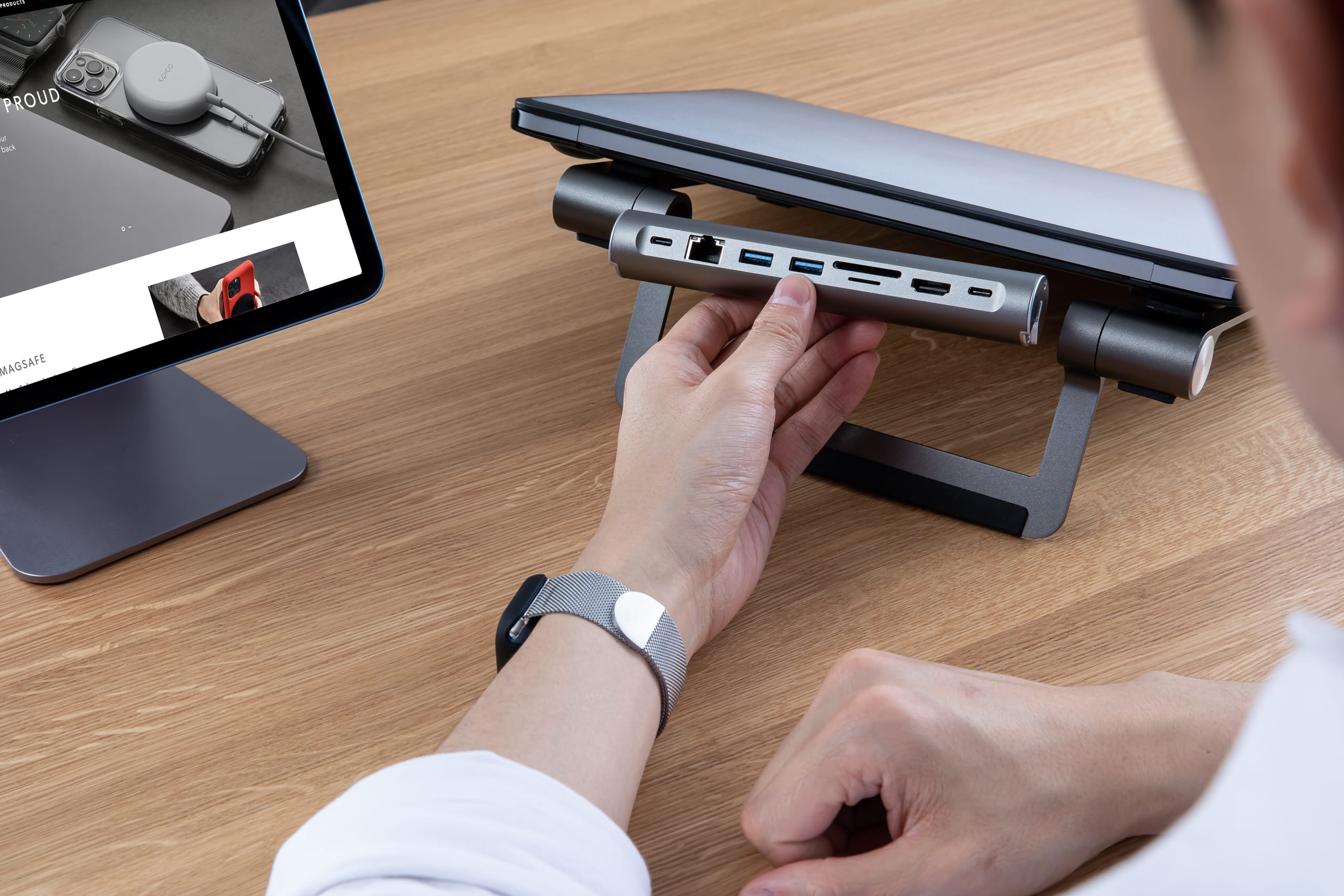 Epico MacBook Stand mit 8-in-1 Multiport USB-C Hub (Docking Station)